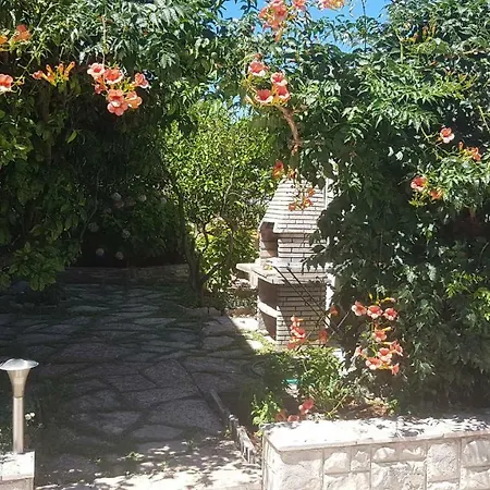 Indira Ii Apartment *