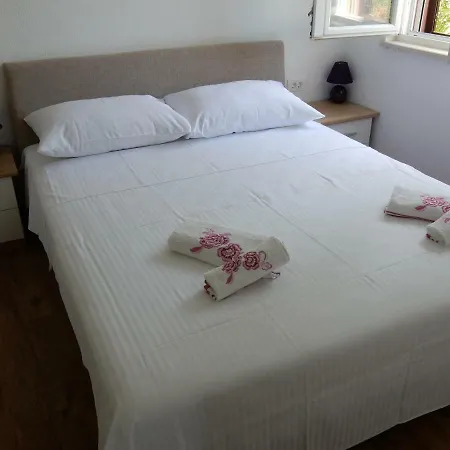 Indira Ii Apartment