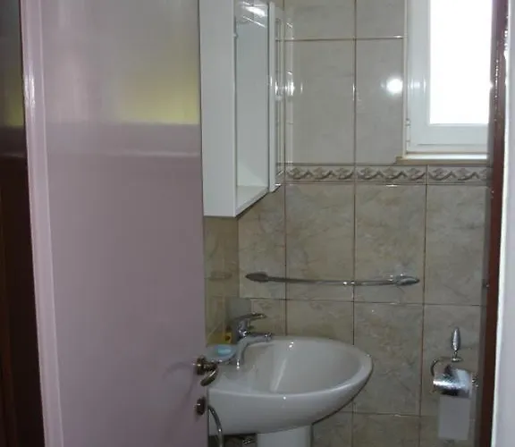 Indira Ii * לוביסטה