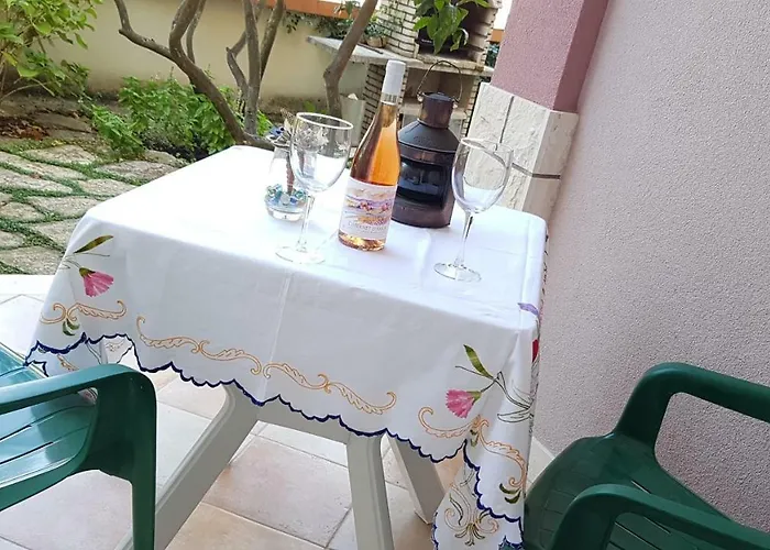 Indira Ii לוביסטה