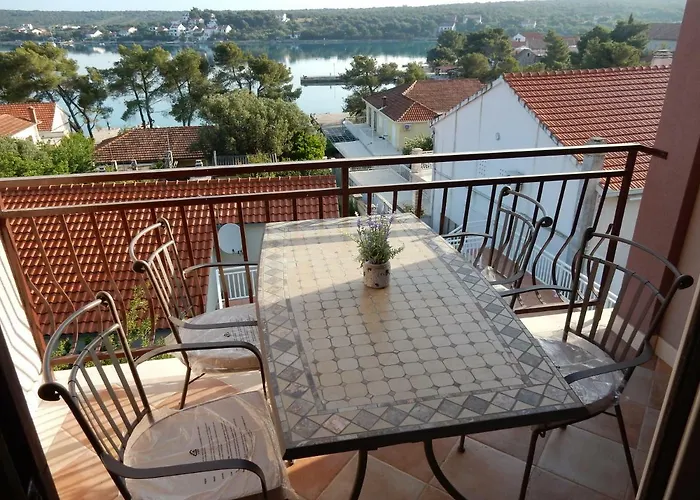 Indira Ii * לוביסטה