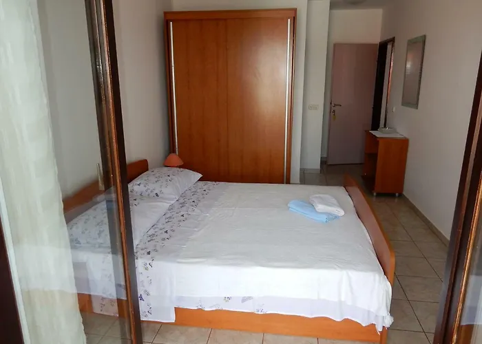 Indira Ii לוביסטה